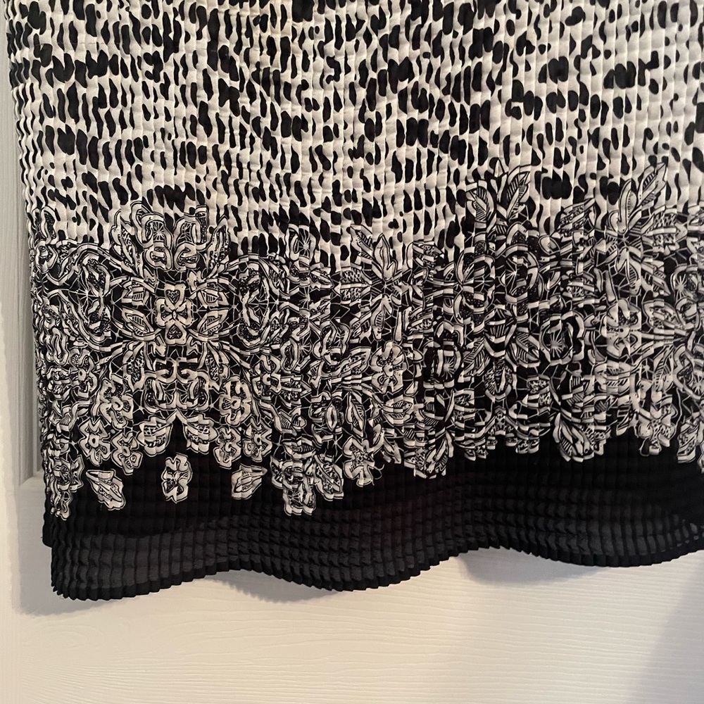 Top/blouse. White and black. Size X-LARGE. - Picture 4 of 4